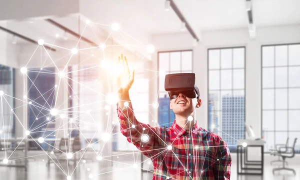 Jeune Homme Avec Casque Réalité Virtuelle Lunettes Sur Fond Connexion — Photo