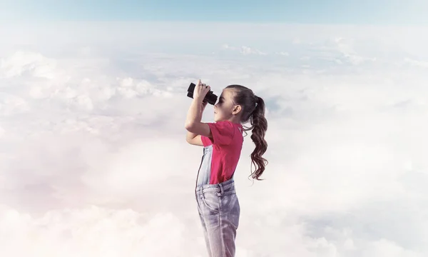 Niña Linda Overoles Contra Fondo Del Cielo Soñando Con Futuro —  Fotos de Stock