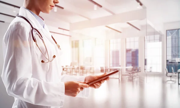 Oldalnézetből Fiatal Női Orvosi Ipari Munkavállaló Gazdaság Tabletta Kezében Miközben — Stock Fotó