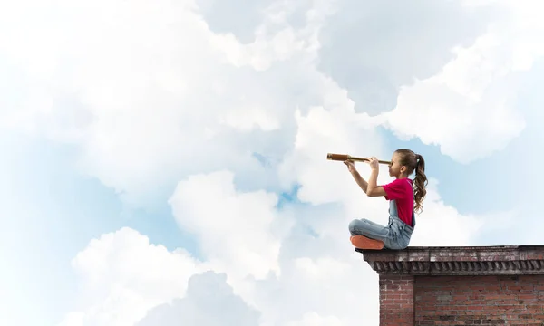 Słodkie Dziecko Dziewczyna Siedzi Dachu Domu Patrząc Spyglass — Zdjęcie stockowe