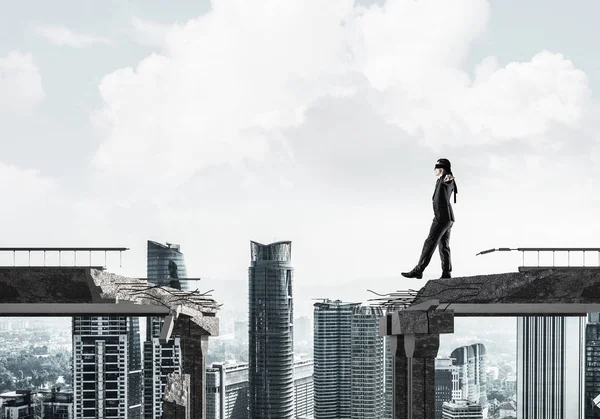 Empresario Caminando Con Los Ojos Vendados Sobre Puente Hormigón Con — Foto de Stock