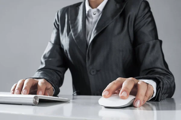 Primo piano della mano della donna d'affari che digita sulla tastiera con il mouse su w — Foto Stock