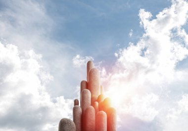 Nefes kesici manzarası olan çok sayıda taş sütun.