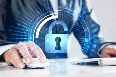 Klavye üzerinde kadın yazarak şifre ile Internet güvenlik kavramı