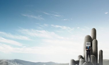 Başı yerine monitörü olan bir iş adamı..