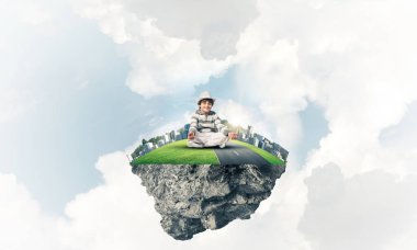 Genç küçük çocuk gözleri kapalı ve Island Hava bulutlu gökyüzü ile arka plan üzerinde uçan üzerinde meditasyon sırasında konsantre seyir tutmak. 3D render.