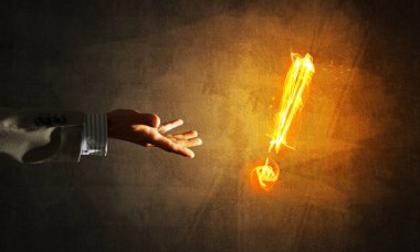 Dikkat kavramı veya noktalama işareti koyu arkaplan üzerinde yanan ünlem