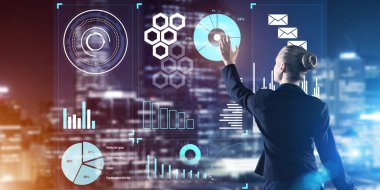 Sanal panel ve gece şehir vasıl geçmiş çalışma iş kadını arkadan görünüm