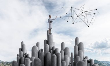 Eller satnding taş sütun alanındaki klasörle genç kadın doktor. 3D render