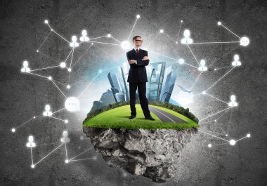 Uçan yeşil adada beton zeminde zarif bir işadamı.