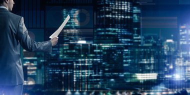 Sanal panel arayüzüne karşı iş adamının arka görünümü belgeleri elinde tutuyor