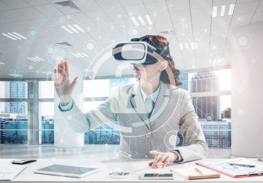 Güzel ve genç iş kadını kıyafetli dijital güvenlik arayüzü office içinde dururken ile sanal gerçeklik kulaklık kullanarak yatay çekim.