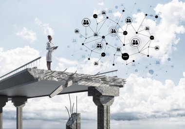 Kavramsal görüntü tamirhane ve sosyal medya ağ yapısı ile interracting ucunda beyaz üniforma ayakta kendine güvenen kadın doktor. Tıp sektöründe kavramı. Manzaralı arka plan üzerinde