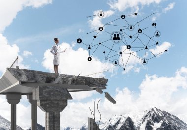 Kavramsal görüntü tamirhane ve sosyal medya ağ yapısı ile interracting ucunda beyaz üniforma ayakta kendine güvenen kadın doktor. Tıp sektöründe kavramı. Manzaralı arka plan üzerinde