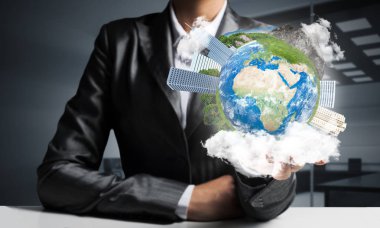 İş tutmak için takım elbiseli adamı closeup dünya küre office görünümü arka plan üzerinde binalar, eller. Bu görüntü unsurları Nasa tarafından döşenmiştir.