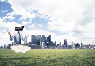 Kamera lotus poz modern karşı bulut üzerinde oturan adam başlı 