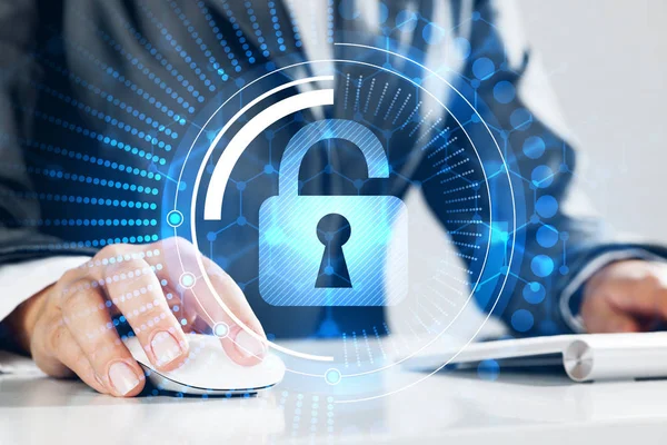 Klavye üzerinde kadın yazarak şifre ile Internet güvenlik kavramı
