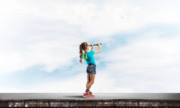 Söt Liten Flicka Som Står Taket Och Tittar Spyglass — Stockfoto