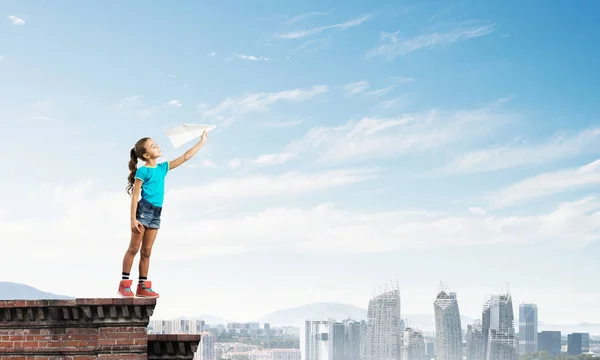 Schattig Gelukkig Kind Meisje Bouw Top Spelen Met Papier Vliegtuig — Stockfoto