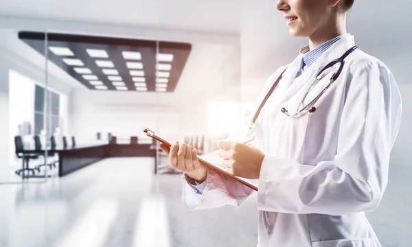 Vista Lateral Mujer Doctora Confiada Traje Blanco Estéril Escribiendo Cuaderno — Foto de Stock