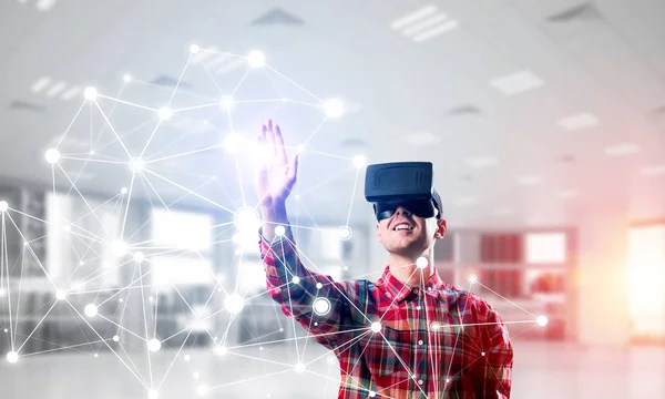 Jonge Man Met Virtual Reality Headset Bril Achtergrond Van Verbinding — Stockfoto