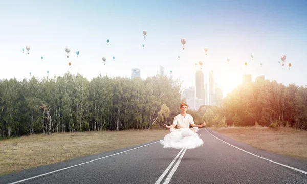 Mladý Muž Udržet Oči Zavřené Hledá Soustředil Při Meditaci Mrak — Stock fotografie