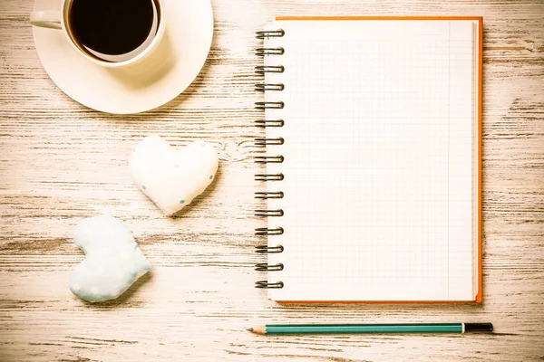Kaffeetasse Notizblock Bleistift Und Zwei Herzen Auf Holzoberfläche — Stockfoto