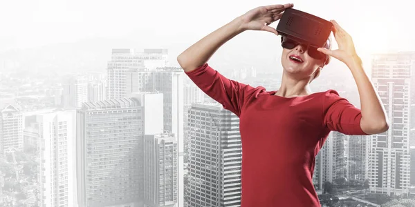 Schöne Und Junge Frau Rotem Kleid Mit Virtual Reality Headset — Stockfoto