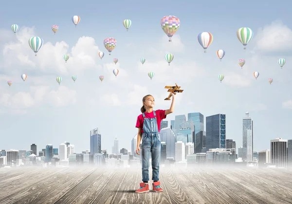 Schattig Kind Meisje Staan Houten Vloer Aerostaten Vliegen Lucht — Stockfoto