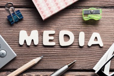 Ahşap masa ve ofis sabit etrafında Medya kelime
