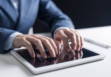 Dijital tablet dokunmatik ekranda yazarak erkek eller