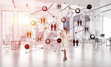 Şık iş kadını modern ofis cep telefonu ve sosyal bağlantı kavramı konuşuyor. Karışık teknik