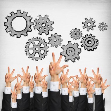 Bir grup iş adamı ahşap arka planda jestler gösteriyor.