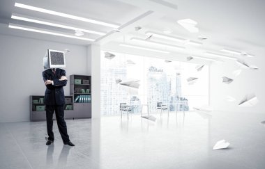 Başı yerine monitörü olan bir iş adamı..