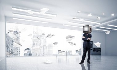 İşadamı kafa yerine eski bir Tv ile.