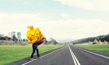 Sırtında kağıt top taşıyan inşaatçı.