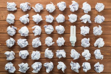 Ahşap masa üzerinde atık kağıt ampul ile ideolojik kavram