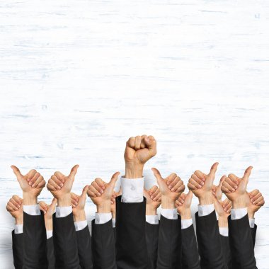 Bir grup iş adamı ahşap arka planda jestler gösteriyor.