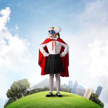 Küçük kendine güvenen çocuk maskesi ve cape serin süper kahraman çalış. Karışık teknik