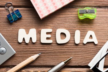 Ahşap masa ve ofis sabit etrafında Medya kelime