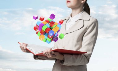 Renkli geometrik 3d küpler gösteren kadın