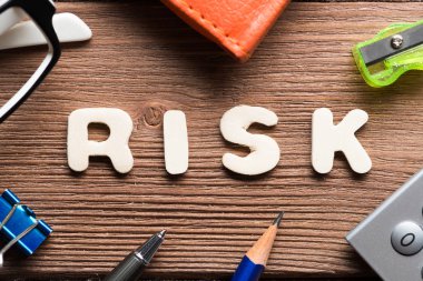 Ahşap masa ve ofis sabit etrafında risk kelime