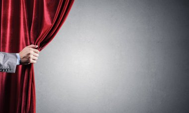 Perde arkasında beton duvar ve el açma