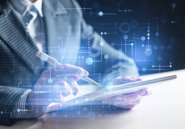 İş adamı tablet bilgisayarla ofiste çalışıyor