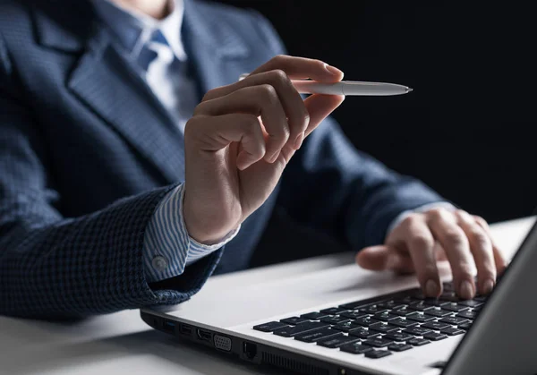 Man in Business Suit zittend op Bureau met laptop — Stockfoto