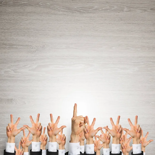 Gruppo Mani Imprenditori Che Mostrano Gesti Sfondo Legno — Foto Stock