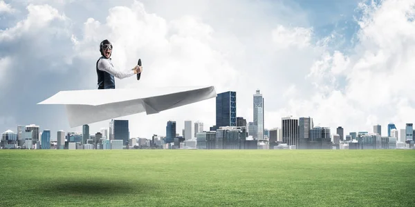 Щасливий Авіатор Керує Паперовим Літаком Сучасний Бізнес Центр Високими Хмарочосами — стокове фото