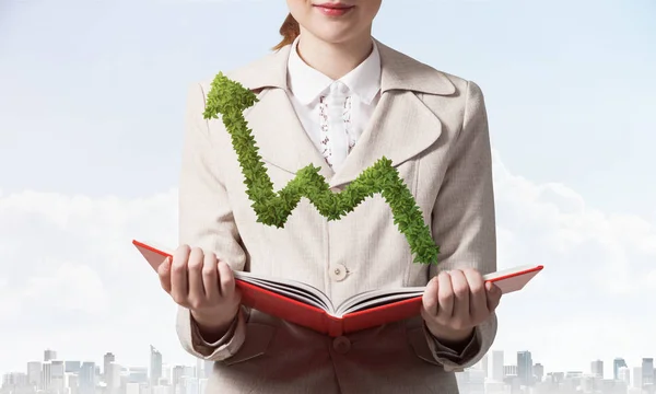 Affärskvinna Med Grön Växt Formade Växande Pil Diagrammet Ovan Öppnade — Stockfoto