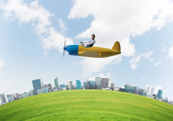 Ένας Επιχειρηματίας Που Ουρλιάζει Από Δερμάτινο Κράνος Και Πετάει Αεροπλάνο — Φωτογραφία Αρχείου