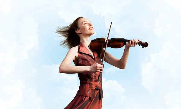 Jovem Menina Atraente Tocando Violino Sobre Céu Azul Nuvem — Fotografia de Stock